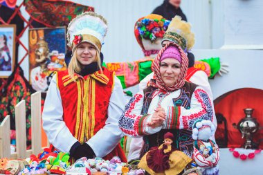 Maslenitsa tatil Hediyelik eşya satıcıları. Gomel, Beyaz Rusya