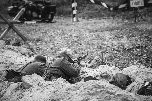 Soldados alemães nas trincheiras durante a defesa — Fotografia de Stock