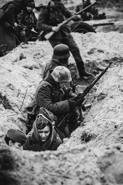 Duitse soldaten Wehrmacht in de loopgraven op de wederopbouw Stockafbeelding