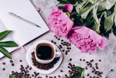 Güzel arka plan peonies ve bir fincan kahve ile