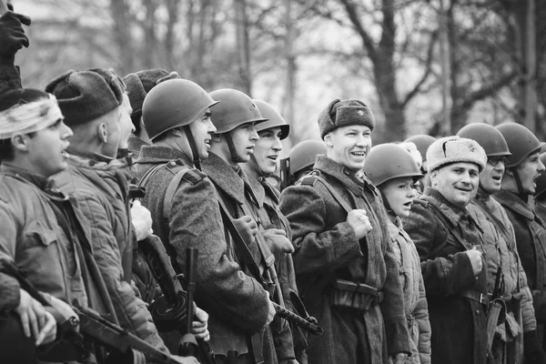 Los soldados del Ejército Rojo celebran la victoria. Gomel, Belarús — Foto de Stock