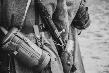 Çantanıza şişesi ve tüfeği Wehrmacht asker Almanya üzerinde