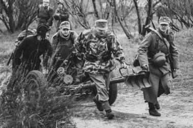 İkinci Dünya Savaşı bir ülke üzerinde bir tanksavar topu ile Alman askerleri 