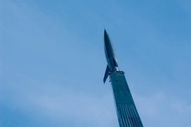 Mavi gökyüzü VDKNh anıt - evrenin fatihler karşı bir roket Anıtı. Moscow, Rusya Federasyonu