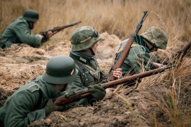 Wehrmacht askerler savunmak siperlerde