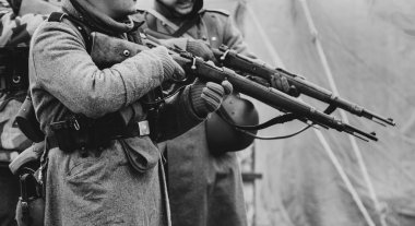 Wehrmacht askerler Mauser tüfekleri ateş açmaya hazırlanıyorlar