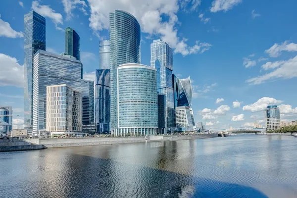 Rascacielos en la orilla del río en la ciudad de Moscú — Foto de Stock