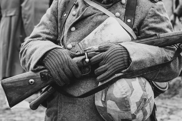 Soldado alemão da Wehrmacht com uma espingarda Mauser nas mãos — Fotografia de Stock