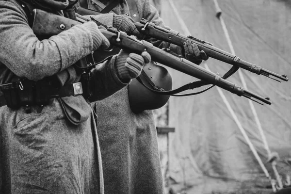 Os soldados do exército alemão a segunda guerra mundial com rifles — Fotografia de Stock