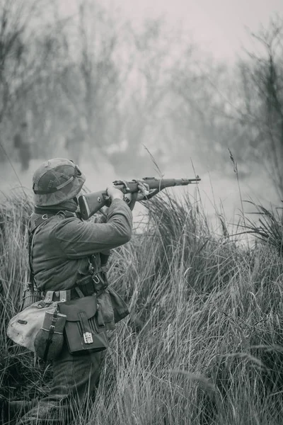 Wehrmacht infanterist vecht uit cover Stockfoto