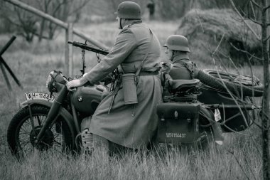 Alman Wehrmacht askerler bir motosiklet. Gomel, Beyaz Rusya