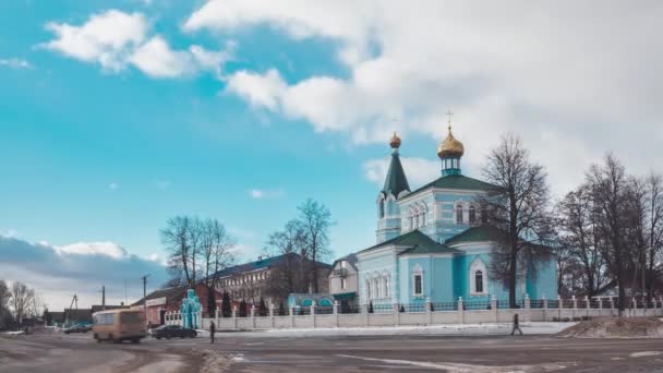 Dorp kerk van orthodoxe christenen in het dorp van Korma — Stockvideo