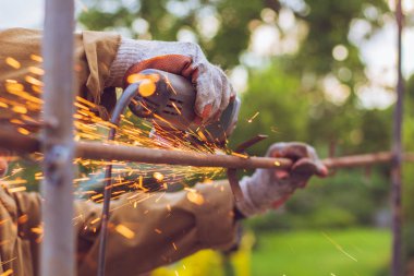 Bulgarca bir işçi tehlikeli elinde sinek iki yanda kıvılcım
