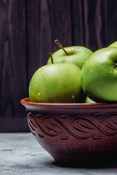 Ripe green apples in a bowl on a dark background — Stock Photo, Image