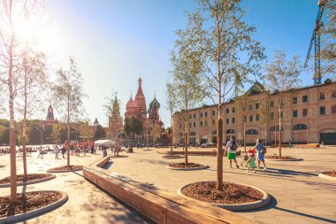 Katedrali, St. Basil mübarek güneş ışığı altında bakan Moskova sokaklarında. Rusya