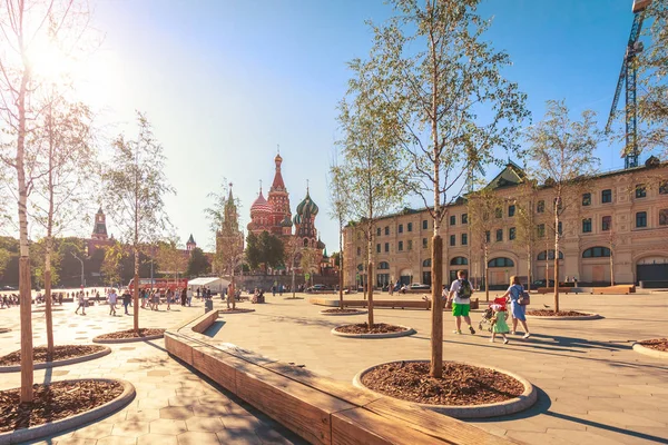 De straten van Moskou met uitzicht op de kathedraal van St. basilicum de gezegend in het zonlicht. Rusland Rechtenvrije Stockfoto's