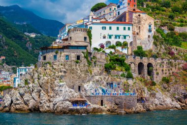 Harika İtalya. Amalfi Coast Körfezi, Salerno, Campania, İtalya ile eteklerinde Amalfi küçük kasaba Köyü ile turkuaz deniz ve renkli evler.
