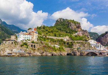 Amalfi Coast Körfezi, Salerno, Campania, İtalya ile küçük kasaba eteklerinde kıyı şeridi Amalfi, plaj, deniz ve dağlar renkli evleri ile görünüm.