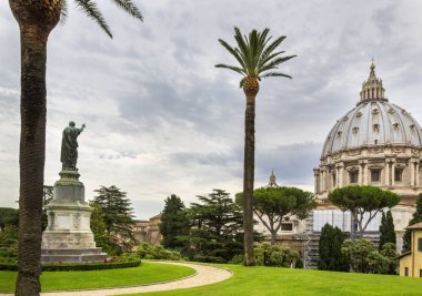 St Peter's Bazilikası (Basilica di San Pietro) Vatikan bahçeleri güzel yeşil çimenler, palmiye ağaçları ve yolları, Roma, İtalya, Vatikan Vatikan - 16 Haziran 2014: görünüm.