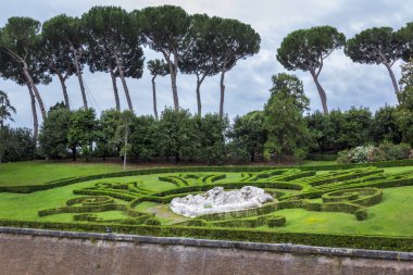 Vatikan bahçeleri ile güzel yeşil çimenler ve ağaçlar, Roma, İtalya, Vatikan, Vatikan şehri - 16 Haziran 2014: görünüm.