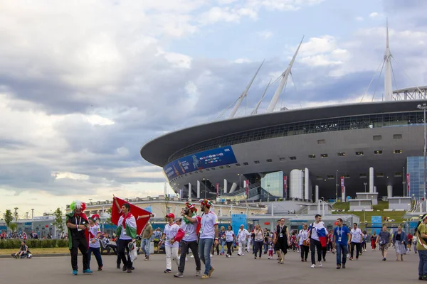 St. Petersburg, Rusya Federasyonu - 15 Temmuz 2018: Iran, Fas ve Rusya futbol hayranları Stadium 