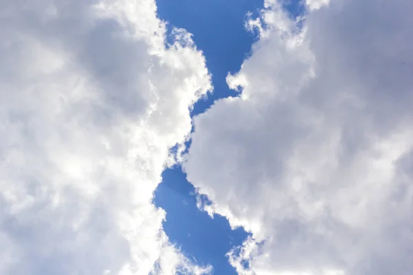 Cielo Nuvoloso Tempestoso Con Nuvole Temporalesche Luminoso Pezzo Cielo Blu — Foto Stock