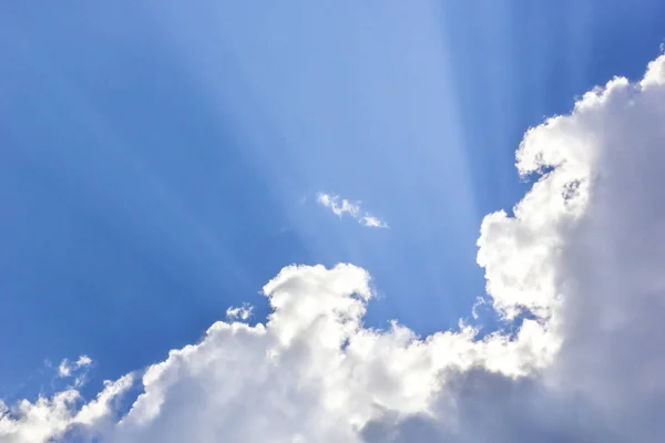 Прекрасное Голубое Небо Солнечными Лучами Солнечные Лучи Прорывающиеся Сквозь Облака — стоковое фото