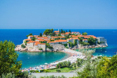 Panoramik, ada, Sveti Stefan, kırmızı kiremitli çatıları açık güneşli gün yaz, Budva, Karadağ, Adriyatik Denizi, Balkanlar ile eski taş evler üzerinde