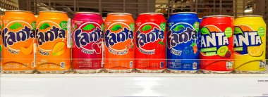 Münih, Almanya - 31 Ekim 2017: Alüminyum kutular gazlı Fanta içki tüm doğal lezzetleri, süpermarket raflarında hafifçe gazlı alkolsüz içecekler ile alışveriş.