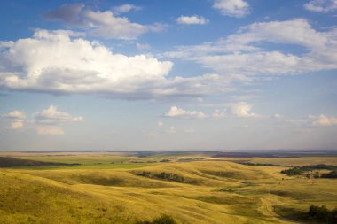 Yaz peyzaj alanları, tepeler ve çayırlar hasat bitkileri, sonsuz expanses, cumulus bulutları ile mavi gökyüzü, dağın üzerinden üstten görünüm