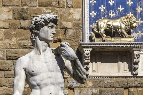 Palazzo Vecchio (eski saray) üzerinde Piazza della Signoria, Florence, Toskana, İtalya dışında Michelangelo tarafından David heykeli