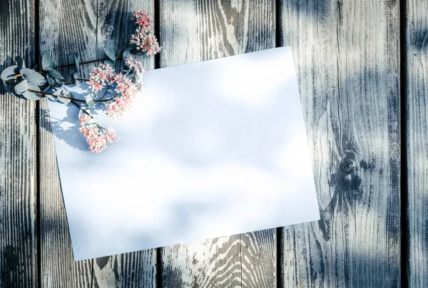 Tarjeta Felicitación Vacía Blanco Flores Campo Rosadas Sobre Fondo Madera — Foto de Stock