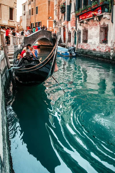 Tradicional Góndola Con Gondolero Turistas Canal Estrecho Venecia Italia — Foto de Stock