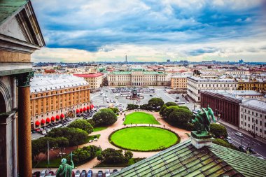 Panoramik Mariinsky Sarayı ve St. Isaac's Square yükseklikten Azize St. Isaac katedralinin (Isaakievskiy Sobor), St Petersburg, Rusya Federasyonu.