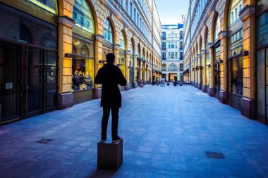 Bakış açısı, sunset akşam Vitrin camekanlar, Helsinki, Finlandiya Windows'da yansıyan güzel gidiş mağazaları ile boş akşam sokakta duran adam