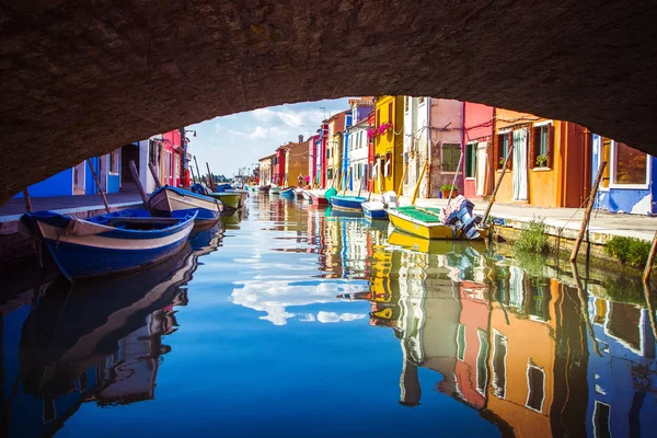 Wenecja Włochy Czerwca 2013 Widok Pod Mostem Kolorowe Domy Stylu — Zdjęcie stockowe