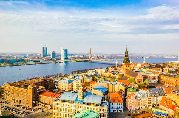 Panoramic görüntülemek eski kasaba parlak renkli evleri ve Riga Dome Katedrali, Riga, Letonya Daugava Nehri üzerinde köprü. Güzel cityscape, üstten görünüm.