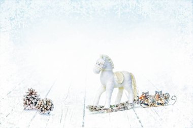 Noel dekorasyon - eski sallanan at, mumlar ve çam kozalakları ile kızak üzerinde beyaz kış kar taneleri ile ahşap arka plan. Konsept tatil sembolü neşeli Noel, yeni yıl için