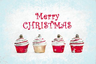 Kırmızı ve altın Noel kek - yeni yıl önemsiz şey üstünde hafif kar, kış mavi kar taneleri arka plan kopya alanı ile. Konsept tatil sembolü için Merry Christmas tebrik kartı.