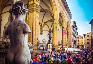 Görünüm Loggia Lanzi, Perseus Benvenuto Cellini ve Piazza della Signoria Palazzo Vecchio, Florence, Toskana, İtalya önünde heykeller