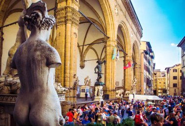 Florence, İtalya - 26 Haziran 2018: Loggia de Lanzi görünüm Perseus Benvenuto Cellini ve Piazza della Signoria Palazzo Vecchio, Florence, Toskana, İtalya önünde heykeller