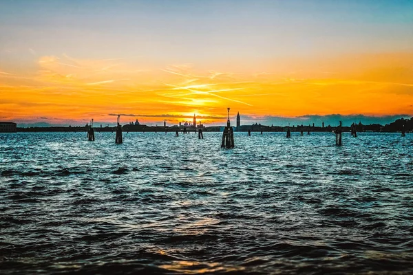Romantisch Schöner Rot Orangefarbener Sonnenuntergang Der Lagune Von Venedig Vom — Stockfoto