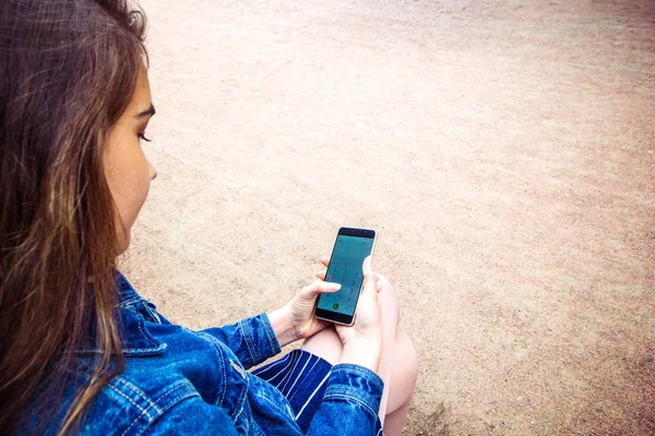 Teléfono Móvil Mano Chica Fondo Borroso Mujer Está Buscando Teléfono — Foto de Stock