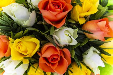 İzole beyaz arka plan, üstten görünüm, çiçek dekorasyon taze çok renkli gül buketi çiçek
