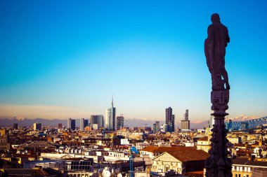 Milan üzerinde iş bölgesi Porto Nuovo çatı katedrali Duomo, Milan, İtalya dan modern gökdelenler ile panoramik görünüm