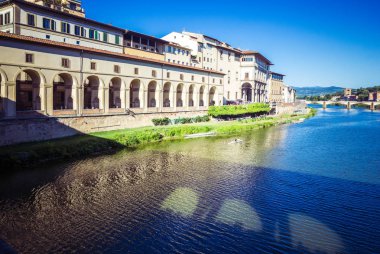 Arno Nehri, Vasari Koridor ve yansıma panoramik manzaralı taş Ortaçağ köprü Ponte Vecchio, Florence, Toskana, İtalya.
