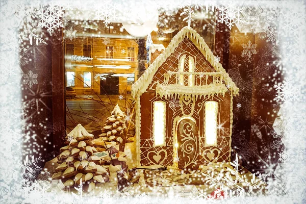 Karácsonyi Üdvözlőlap Mézeskalács Házikó Hóember Keretben Háttérben Éjszakai Város Fehér — Stock Fotó