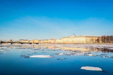 St. Petersburg granit set, cityscape ve şehir, mimarisini Neva Nehri'nin panoramik manzarasının bahar buz drift, Saint Petersburg, Rusya Federasyonu.