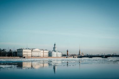 St. Petersburg granit set, cityscape ve şehir, mimarisini Neva Nehri'nin panoramik manzarasının bahar buz drift, Saint Petersburg, Rusya Federasyonu.