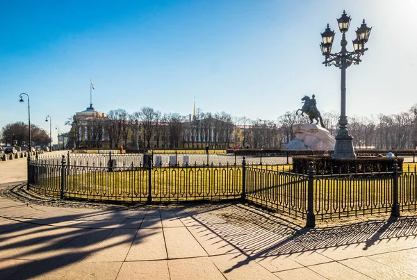 Brons Horseman Ryttarstaty Peter Bra Senatstorget Admiralitetshuset Och Gatlykta Med — Stockfoto